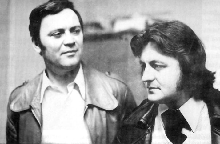 Cornleliu Vadim Tudor (dreapta), în tinerețe