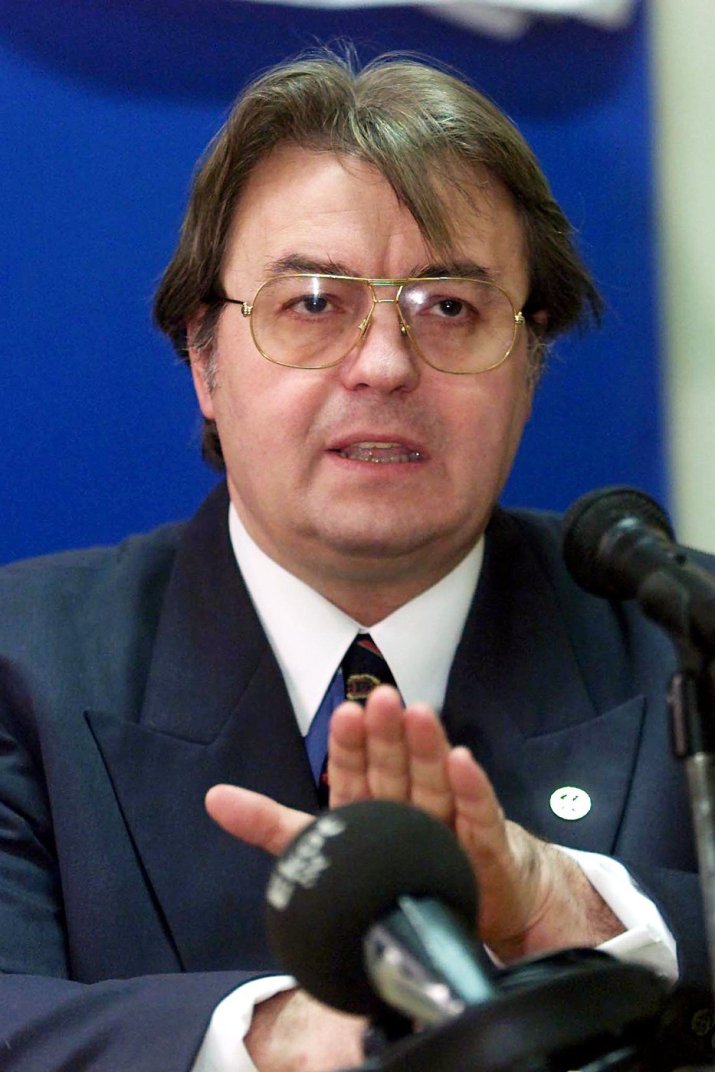 Corneliu Vadim Tudor, într-o conferință de presă ținută cu două zile înaintea turului doi al alegerilor din 2000