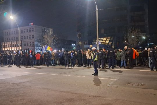 Proteste în fața CSM după reportajul Recorder. Oamenii cer demisii la vârful Justiției: Predoiu și Savonea, nume strigate în stradă