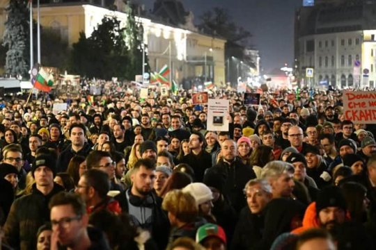 Premierul Bulgariei, Rosen Zhelyazkov, își dă demisia după proteste masive. Țara intră în cea mai delicată etapă înainte de adoptarea euro