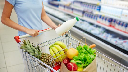 Alimentele s-au scumpit cu 7,6% față de acum un an. Prețurile la energia electrică au crescut cel mai mult. Un aliment de bază s-a ieftinit cu 10%