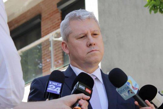 Peste 12.000 de persoane cer printr-o petiție demiterea lui Cătălin Predoiu. Presiunea publică crește pe fondul criticilor privind activitatea sa la Justiție și Interne