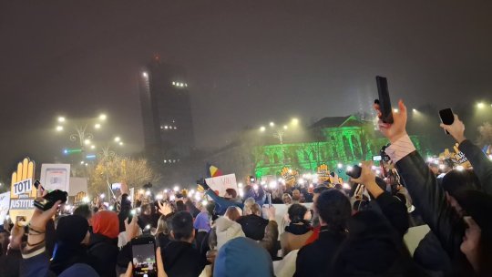 Românii au ieșit din nou în stradă în Piața Victoriei. Mii de oameni cer demisia lui Cătălin Predoiu