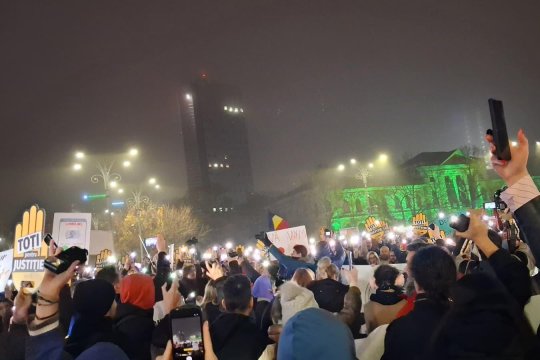 Românii au ieșit din nou în stradă în Piața Victoriei. Mii de oameni cer demisia lui Cătălin Predoiu