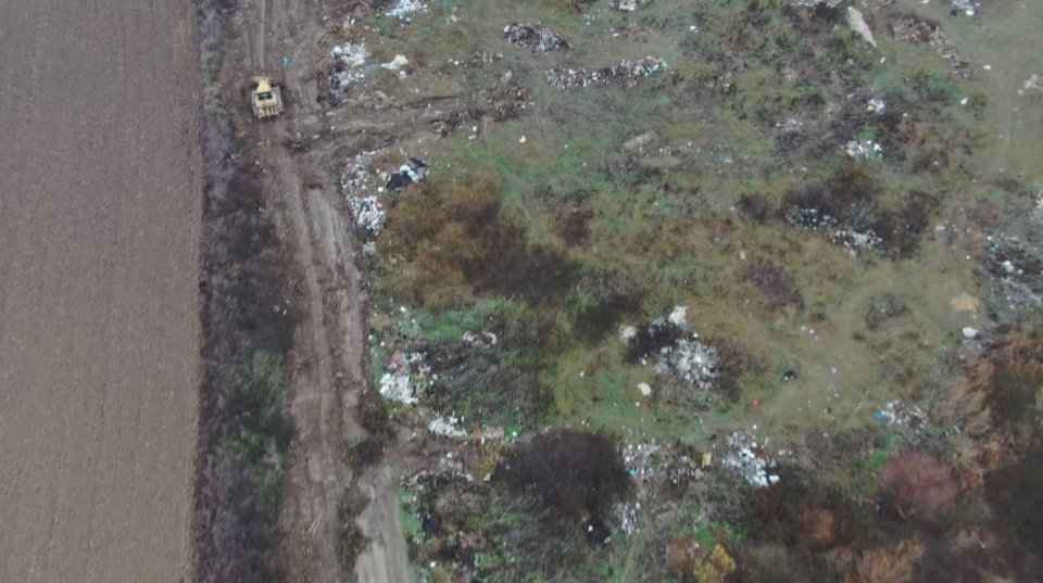 Imagine din dronă a terenului cu deșeuri indetificat de către Garda de Mediu
