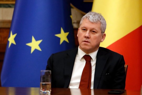 Premiu internațional pentru Cătălin Predoiu, în timp ce în România i se cere demisia