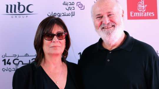 Regizorul Rob Reiner și soția sa au fost găsiți morți în casa lor din Los Angeles. Poliția ia în calcul o posibilă crimă