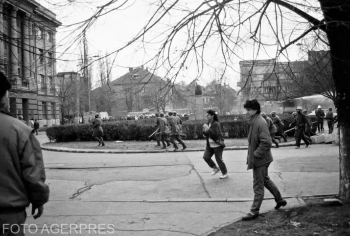 Protestatarii au fost întâmpinați cu jeturi de apă și gaze lacrimogene. 17 decembrie 1989