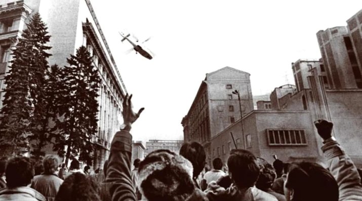 Soții Ceaușescu fug cu elicopterul din București