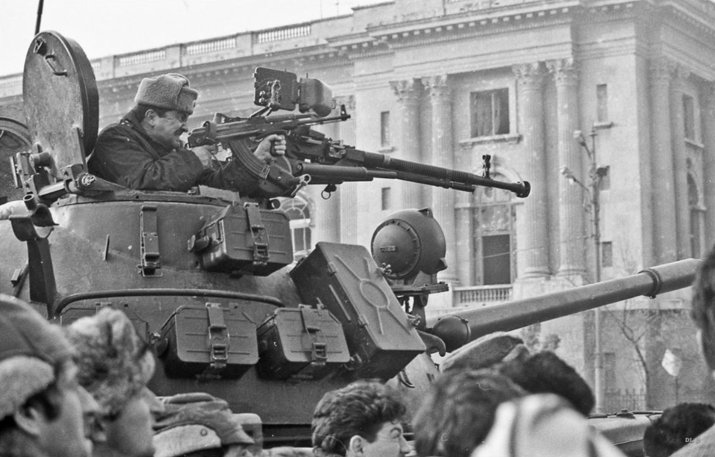 Manifestanți din Piața Palatului