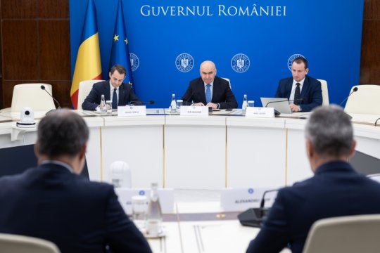 Ce s-ar putea întâmpla cu salariul minim și impozitul pe cifra de afaceri în 2026. Premierul a discutat două variante cu reprezentanții Consiliului Investitorilor Străini