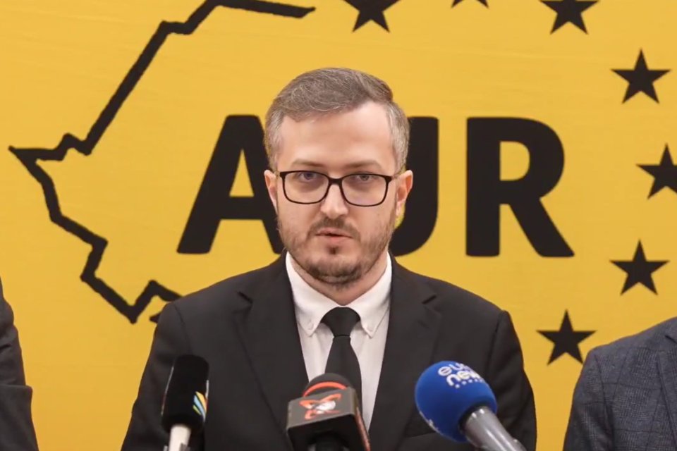 Ștefăniță Avrămescu, deputat AUR, în cadrul conferinței de presă în care partidul a anunțat depunerea moțiunilor simple