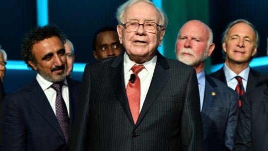 Warren Buffett se retrage: finalul unei ere și moștenirea celui mai influent investitor al secolului