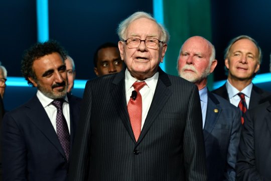 Warren Buffett se retrage: finalul unei ere și moștenirea celui mai influent investitor al secolului