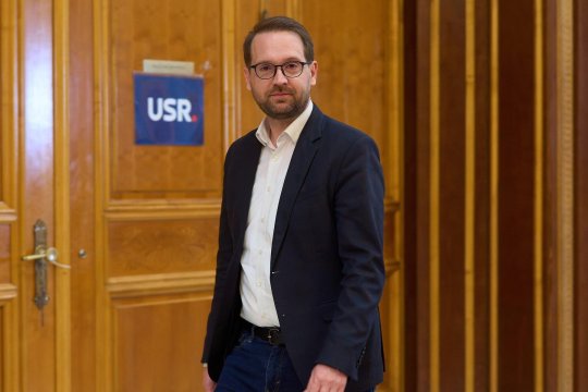 Primarul Timișoarei și președintele USR, Dominic Fritz, a depus jurământul de cetățenie română: “Ce imens privilegiu să-mi fi putut alege iubirea pentru această țară”