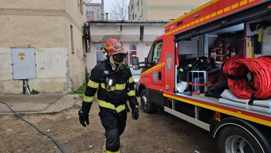 Alertă de incendiu într-un imobil din Botoșani. Douăzeci și patru de oameni au fost evacuați