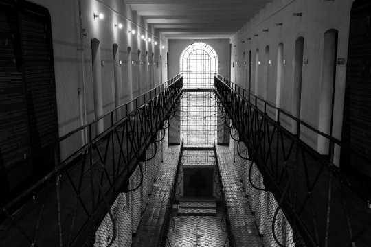 Cum arăta Crăciunul în închisorile comuniste. La ce chinuri erau supuși deținuții în ziua Nașterii Domnului