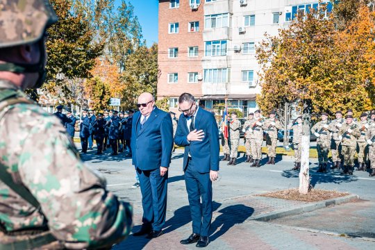 Prefectul și subprefectul de Olt au fost puși sub control judiciar, pentru că au tras cu arme Kalașnikov într-un poligon al Armatei