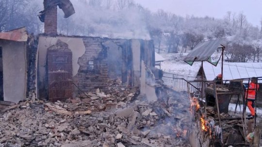 Incendiu devastator în Vâlcea, în prima zi de Crăciun. Pompierii au găsit resturi posibil umane într-o locuință complet arsă