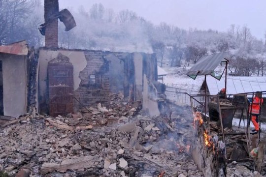 Incendiu devastator în Vâlcea, în prima zi de Crăciun. Pompierii au găsit resturi posibil umane într-o locuință complet arsă