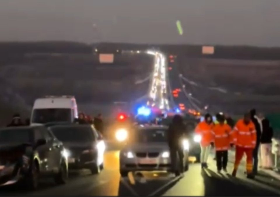 Coloană de mașini formată pe DN 12