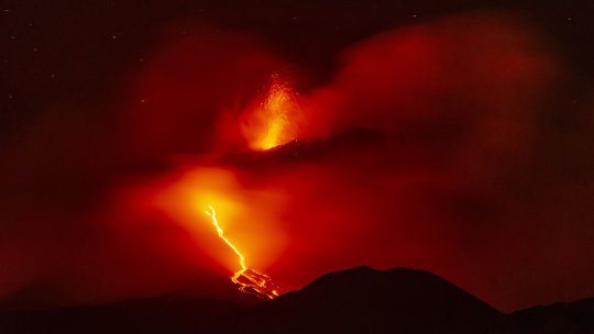 Vulcanul Etna dă noi semne de activitate. Alertă temporar crescută în Sicilia, pe fondul riscului de fântâni de lavă