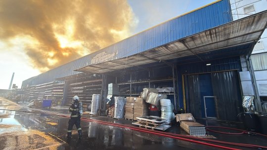 UPDATE | Incendiu de amploare pe bulevardul Iuliu Maniu. RO-Alert emis după izbucnirea focului într-un depozit
