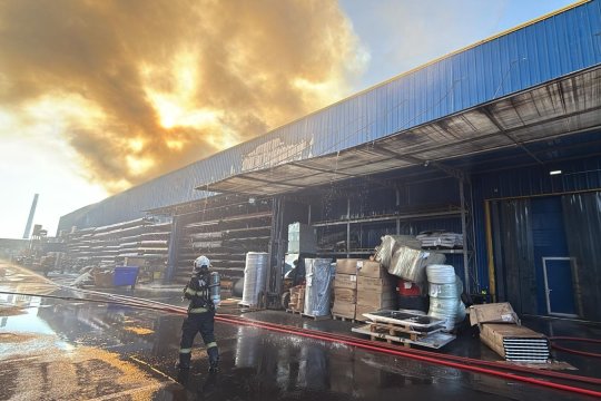 UPDATE | Incendiu de amploare pe bulevardul Iuliu Maniu. RO-Alert emis după izbucnirea focului într-un depozit