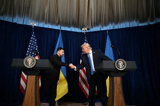 Donald Trump și Volodimir Zelensky, după negocierile de la Mar-a-Lago, vorbesc de progrese pentru acordul Rusiei cu Ucraina. Care sunt ”problemele spinoase” și când s-ar putea încheia războiul