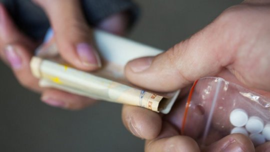 Doi polițiști de la Penitenciarul Jilava le duceau deținuților droguri și telefoane mobile. Ce au găsit procurorii DIICOT în celule