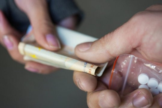 Doi polițiști de la Penitenciarul Jilava le duceau deținuților droguri și telefoane mobile. Ce au găsit procurorii DIICOT în celule