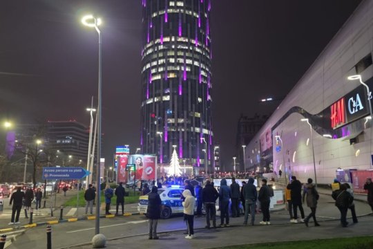UPDATE | Mall-ul Promenada, evacuat miercuri seară după un incendiu la un transformator