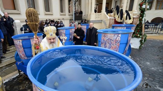 Pregătiri pentru Bobotează la Catedrala Patriarhală. 10.000 de litri de Agheasmă Mare vor fi împărțiți credincioșilor, după sfințire