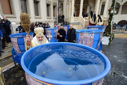 Pregătiri pentru Bobotează la Catedrala Patriarhală. 10.000 de litri de Agheasmă Mare vor fi împărțiți credincioșilor, după sfințire