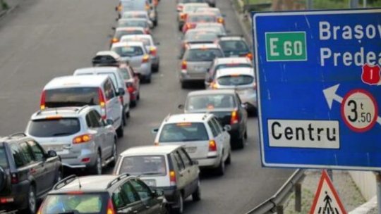 Aglomerație pe Valea Prahovei, spre stațiunile unde sunt organizate petreceri de Revelion. Unde se circulă în coloană