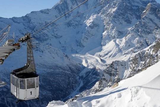 BREAKING NEWS | Accident grav la o telecabină. Aproape 100 de persoane, inclusiv copii, blocate la mare altitudine