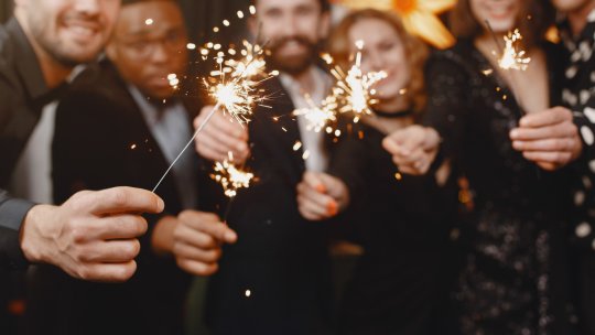 Obiceiuri și tradiții de Revelion. Ce trebuie să faci pentru a intra cu dreptul în 2026