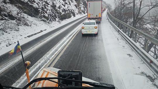 Ninsorile dau peste cap circulația pe DN7. Șoferii înaintează cu greu pe Valea Oltului