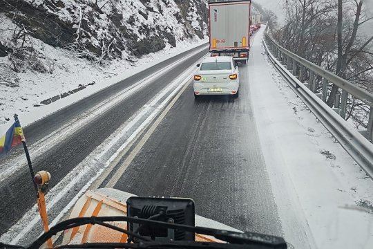 Ninsorile dau peste cap circulația pe DN7. Șoferii înaintează cu greu pe Valea Oltului