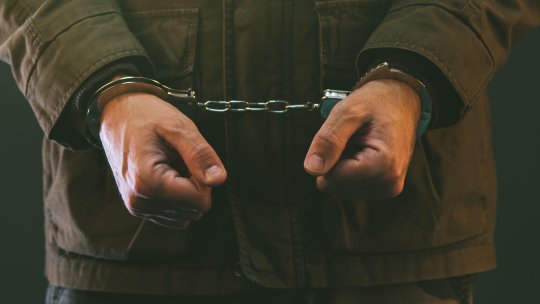 Hoțul de sărbători a fost prins. Cum a reușit un bărbat să fure produse dintr-un magazin din București trecând cu ele pe la casa de marcat