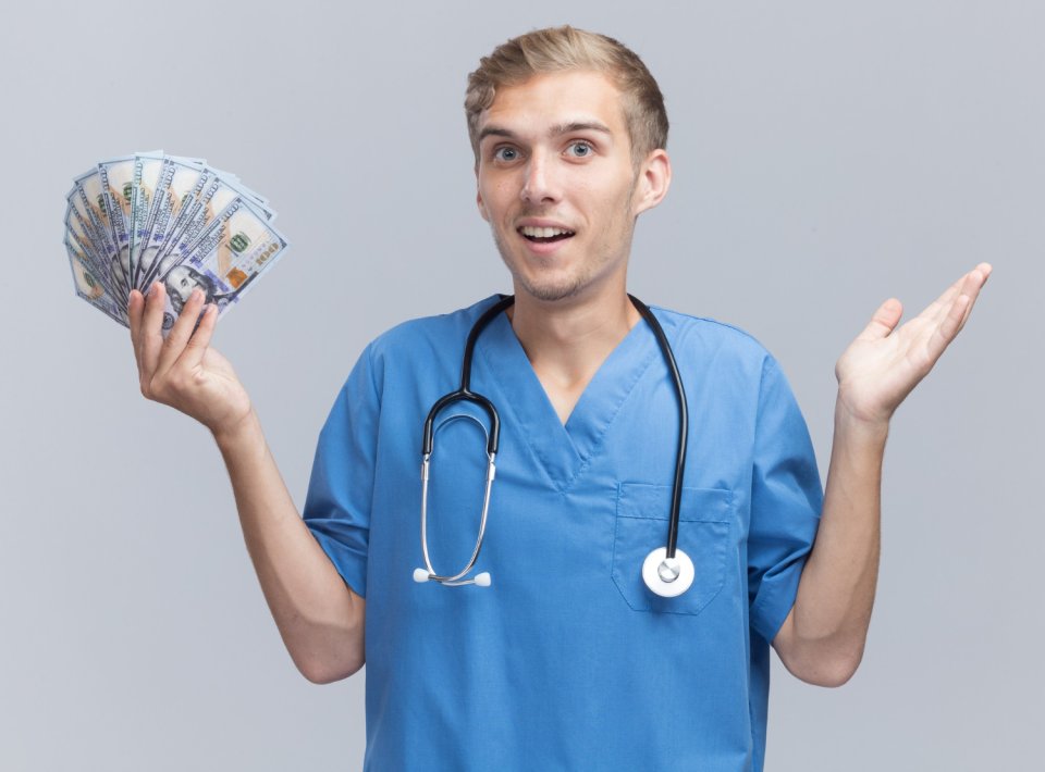 Câți bani poate câștiga un asistent medical în Germania