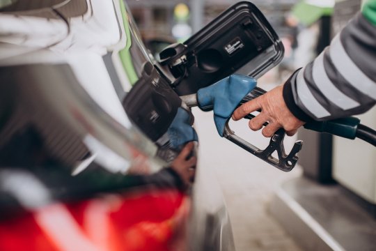 Cât vor plăti șoferii pentru un plin la mașină după miezul nopții. Prețurile carburanților cresc de la 1 ianuarie 2026