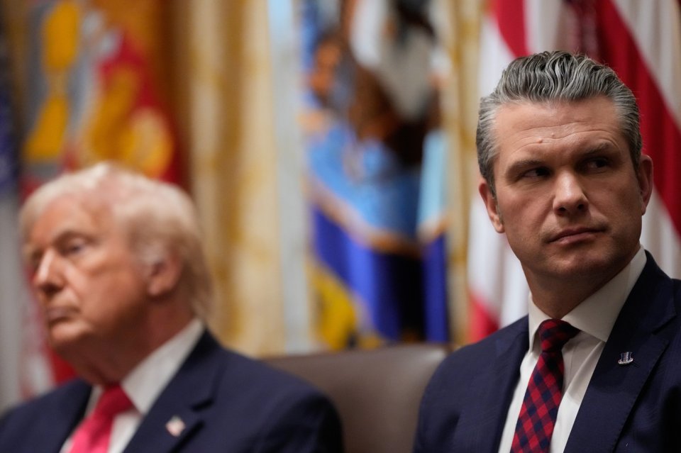Pete Hegseth, secretarul american al Apărării, alături de Donald Trump