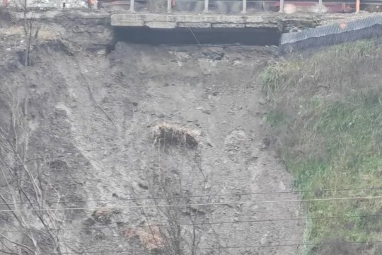 Alunecare de teren pe cel mai circulat drum al țării. CNAIR: “Deocamdată nu există risc de surpare pe DN1. Măsurile de punere în siguranță trebuie să înceapă imediat”