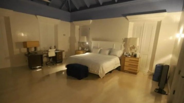 Un dormitor din complexul de pe insula lui Epstein