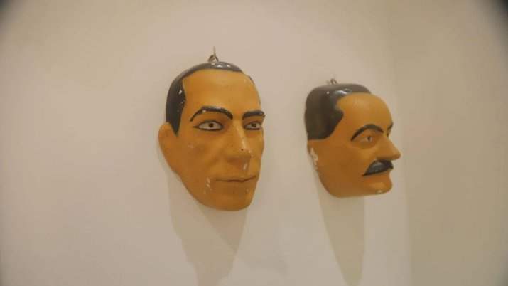 Măști expuse pe un perete într-o vilă a lui Jeffrey Epstein