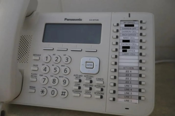 Un telefon fix pe care, cel mai probabil, Jeffrey Epstein îl utiliza. Mai multe nume se pot observa în dreptul opțiunilor de apelare rapidă