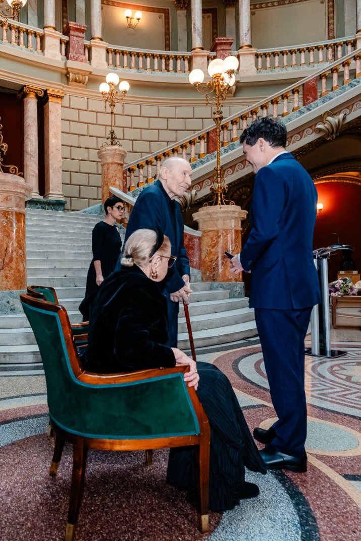 Președintele Nicușor Dan îl premiază pe actorul Victor Rebengiuc