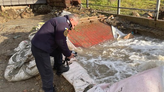 Alertă în Sântimreu după o erupție de gaz metan și sulf. ISU a relocat familia și a instituit un perimetru de siguranță