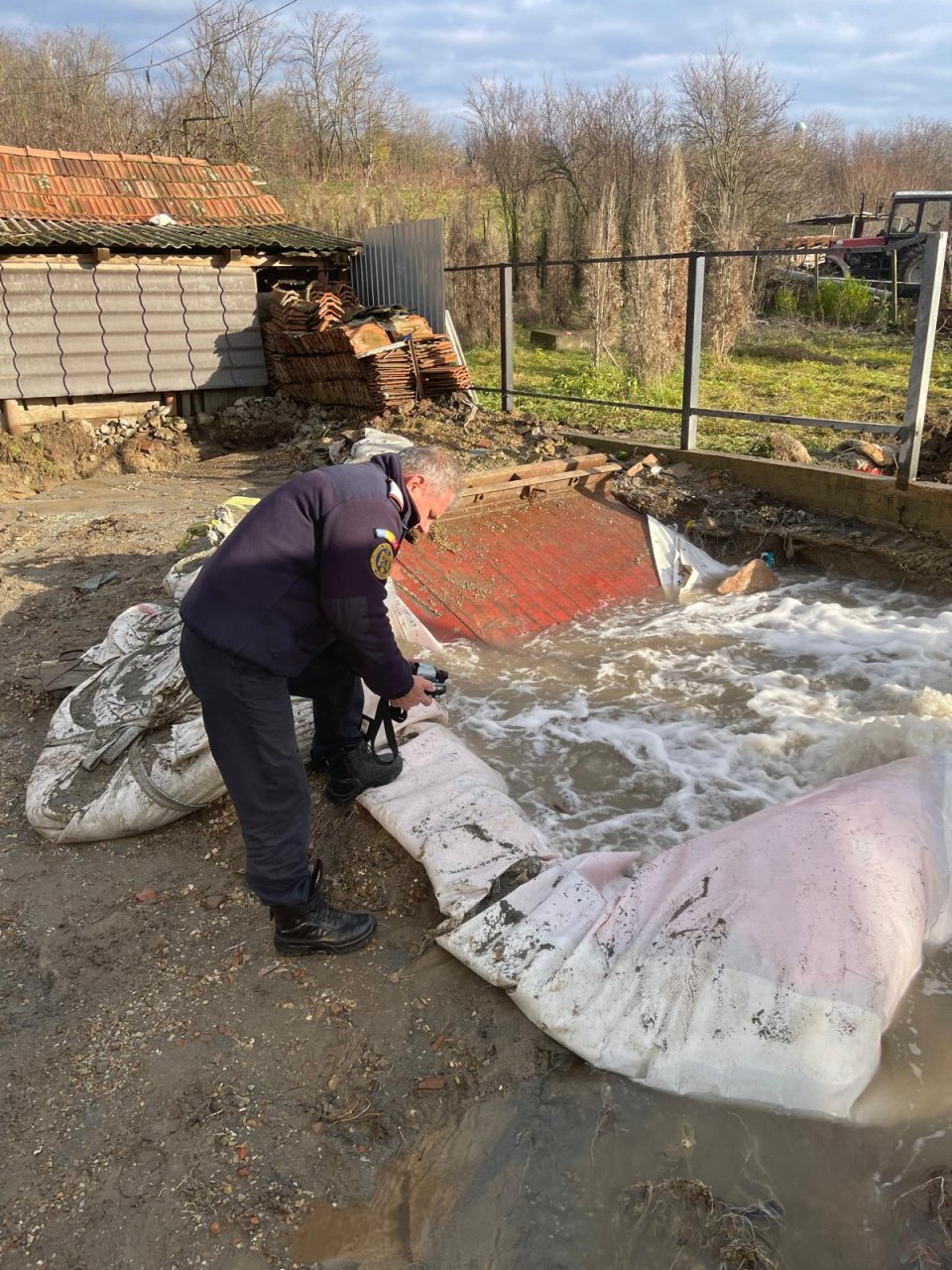 Alertă în Sântimreu după o erupție de gaz metan și sulf